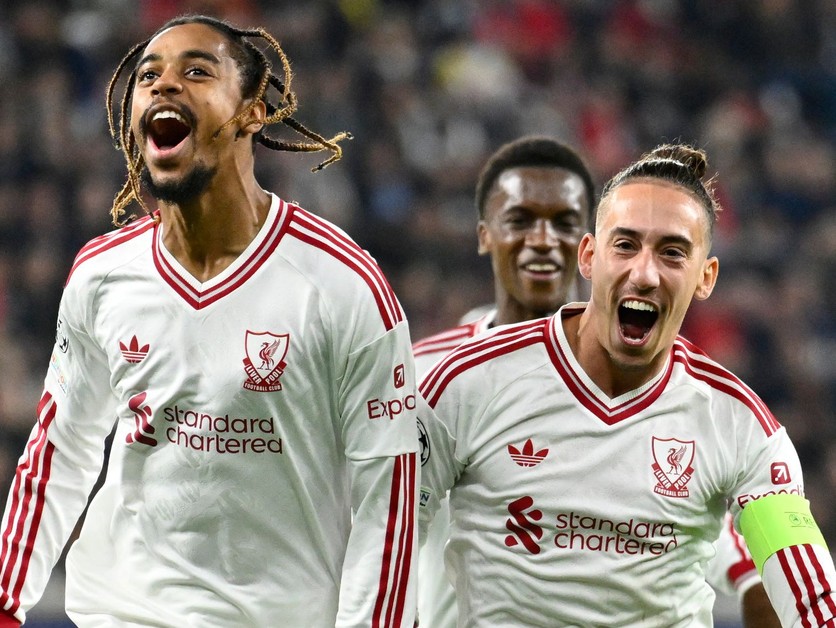 Hráč Liverpoolu Bradley Barcola (vľavo) oslavuje po tom, ako strelil hetrik.