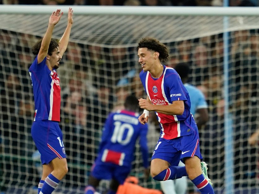 Futbalisti PSG oslavujú gól proti Manchestru City.