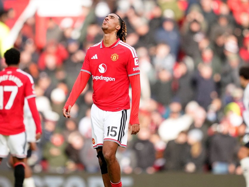Sklamaný Leny Yoro v zápase Manchester United - Bournemouth.