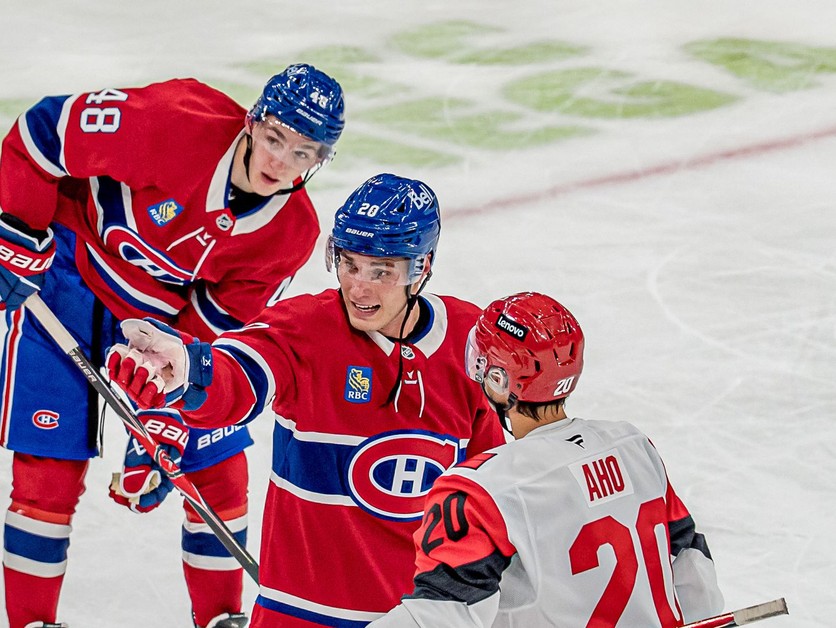 Juraj Slafkovský v prvom domácom zápase novej sezóny NHL. Montreal podľahol Carolina 4:6.