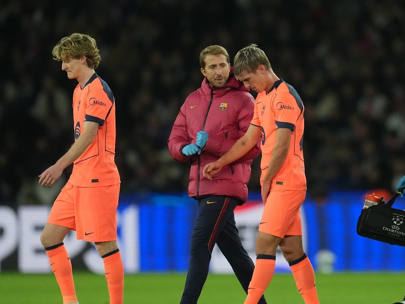Na snímke zranený futbalista Barcelony Dani Olmo.