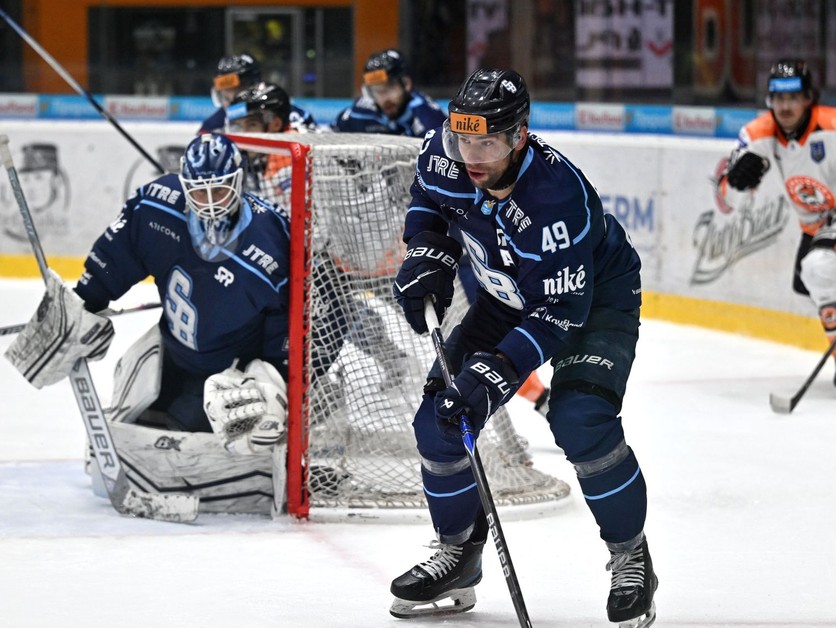 Samuel Buček (Slovan) v zápase HK Dukla Michalovce - HC Slovan Bratislava.