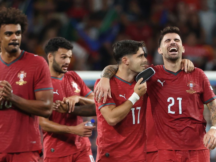 Futbalisti Portugalska oslavujú víťazstvo.
