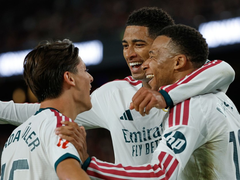 Futbalisti Realu Madrid oslavujú gól do siete Barcelony.