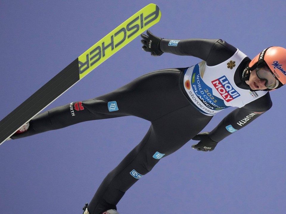 Nemecký skokan na lyžiach Karl Geiger počas MS v Planici 2023.