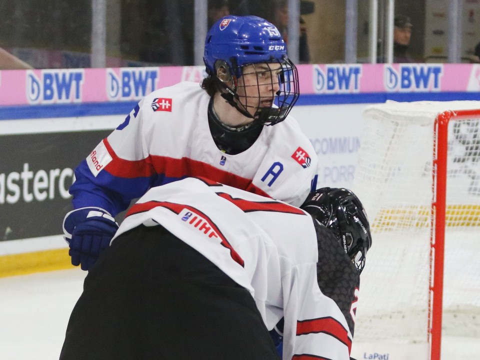 Dalibor Dvorský (hore) a Calum Ritchie v zápase Slovensko - Kanada na MS v hokeji do 18 rokov 2023.