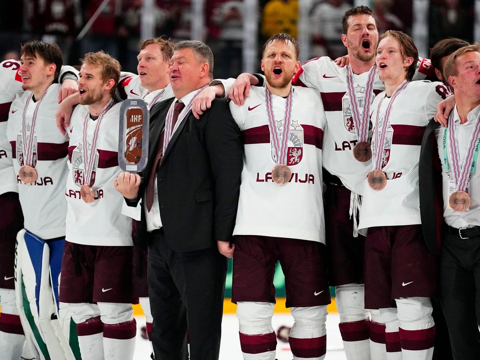 Hráči Lotyšska oslavujú bronzové medaily