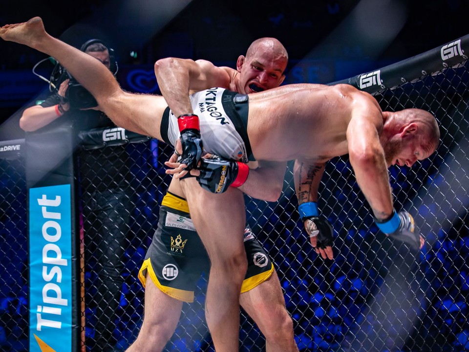 Pavol Langer strháva na zem Alexandera Poppecka v hlavnom zápase Oktagonu 44.