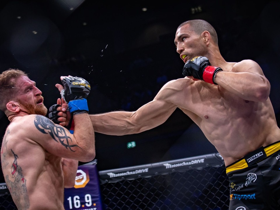 Ronald Paradeiser v zápase na turnaji Oktagon 44 s Britom Andrewom Fisherom.