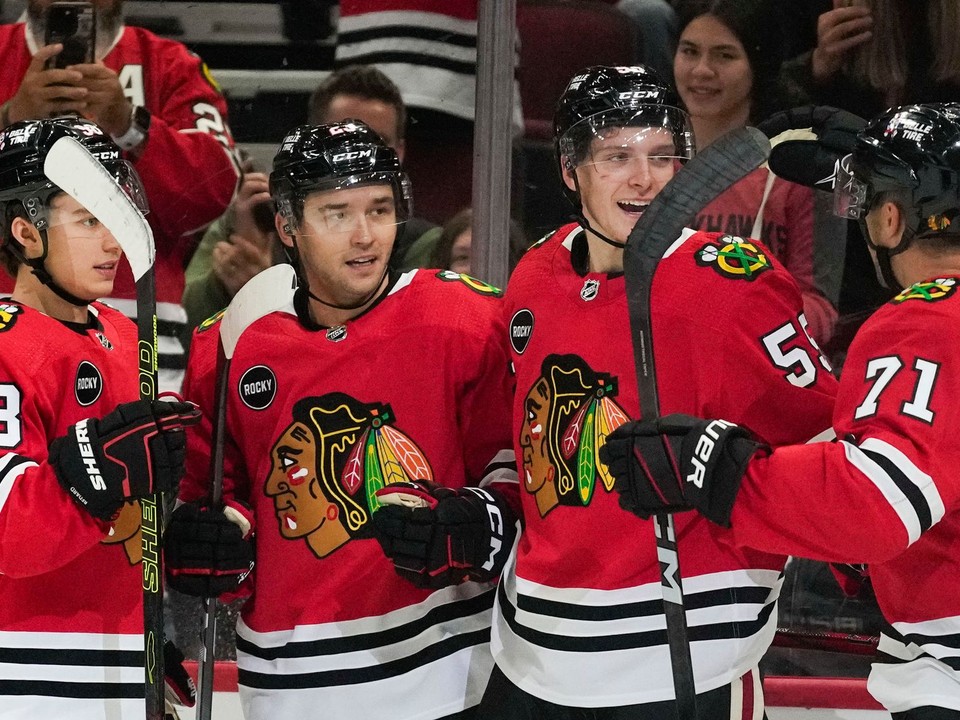 Hráči Chicago Blackhawks zľava Connor Bedard, Philipp Kurashev, Kevin Korchinski a Taylor Hall.