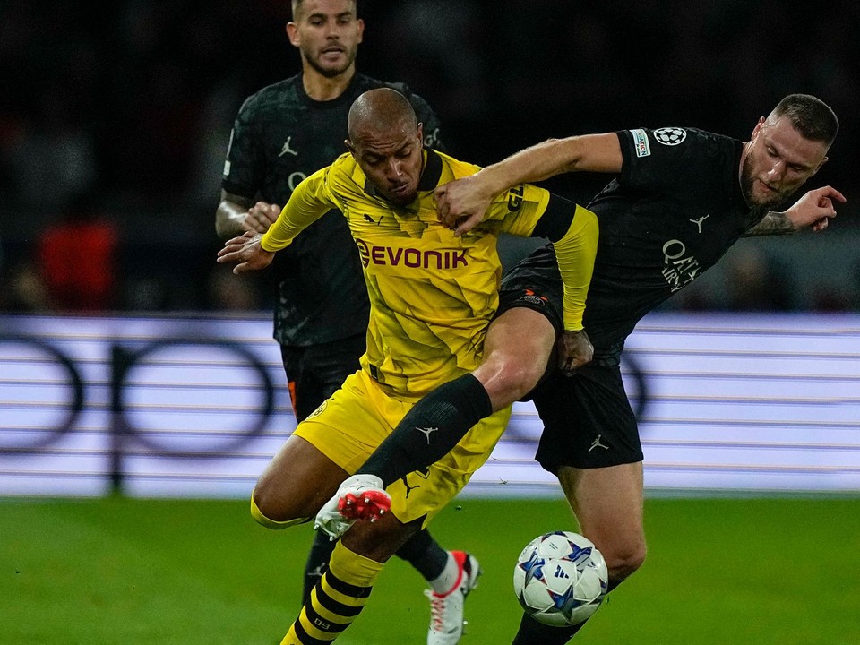 Donyell Malen a Milan Škriniar v zápase Paríž St. Germain - Borussia Dortmund.