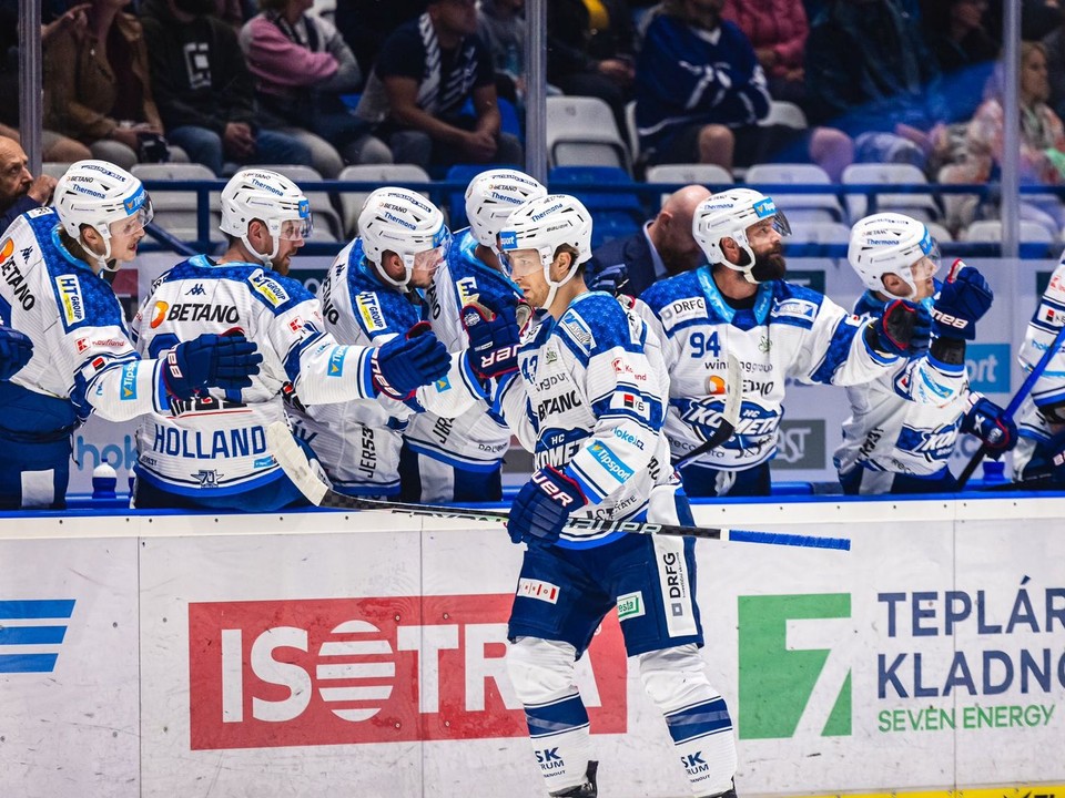 Hokejisti HC Kometa Brno sa tešia po góle. 