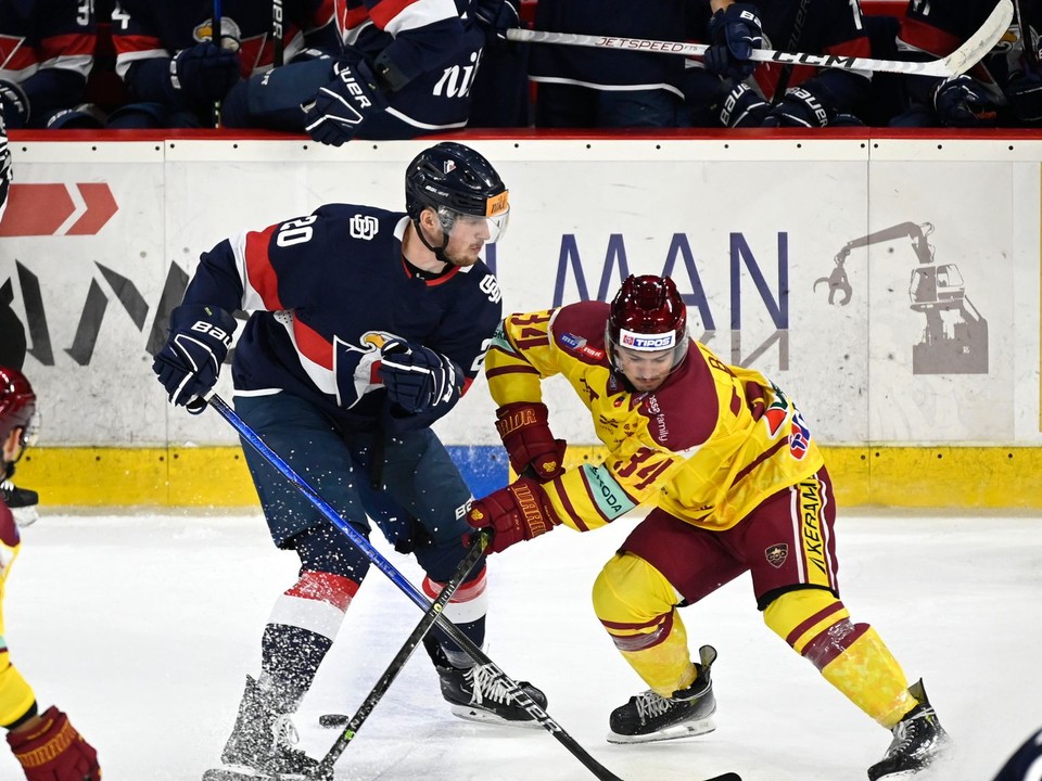 Momentka zo zápasu Dukla Trenčín - HC Slovan Bratislava.