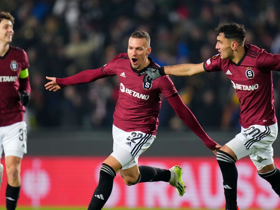 Lukáš Haraslín (v strede) sa teší po strelenom góle v zápase AC Sparta Praha - Betis Sevilla.