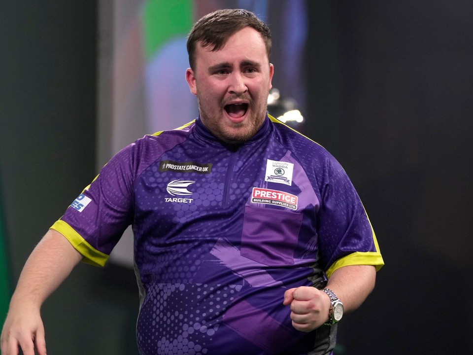Luke Littler sa teší z výhry v sete vo finále MS v šípkach 2024.