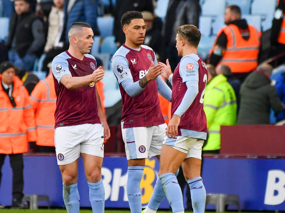 Hráči Aston Villy oslavujú gól.