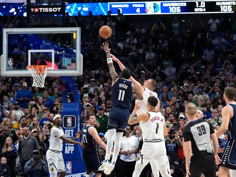 Basketbalista Dallasu Mavericks Kyrie Irving úspešne zakončil bez brániaceho Nikolu Jokiča.