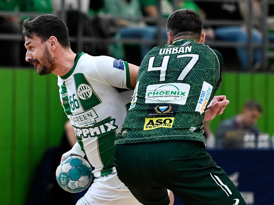 Máté Lékai (vľavo) a Lukáš Urban v prvom štvrťfinále Európskeho pohára EHF FTC-Green Collect Budapešť - Tatran Prešov.