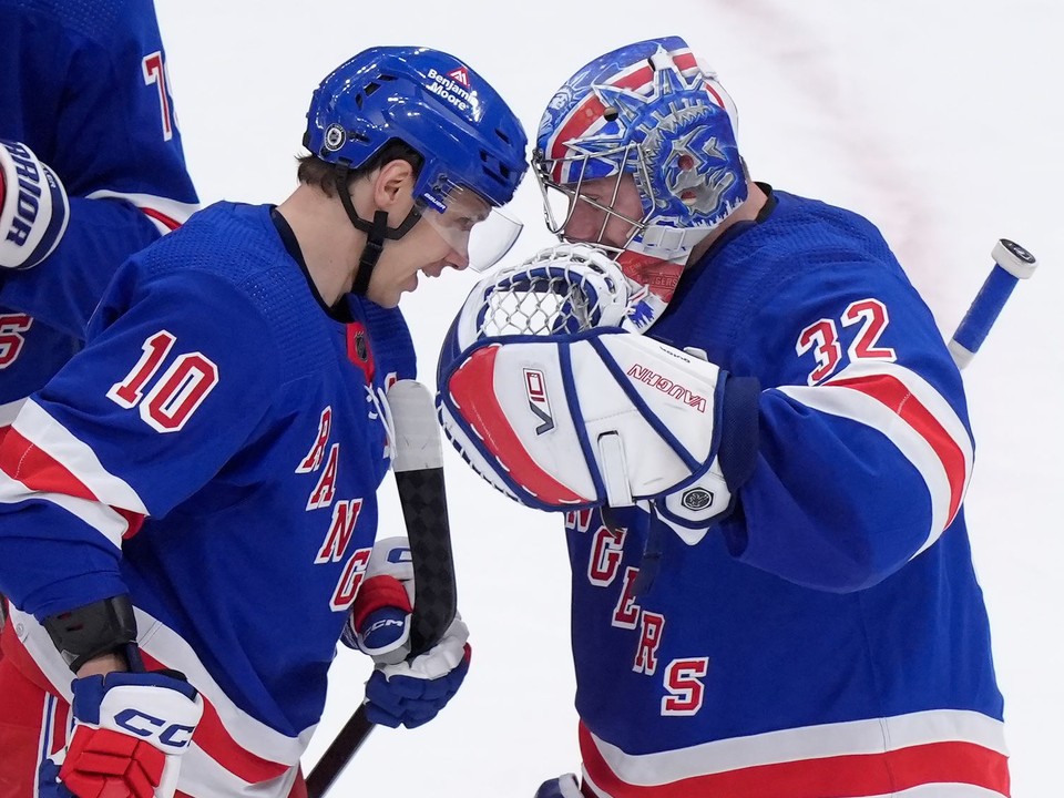 Brankár Jonathan Quick a Artemi Panarin (10).