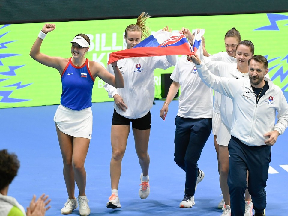 Sprava nehrajúci kapitán Matej Lipták, Viktória Hrunčáková,  Tereza Mihalíková, Rebecca Šramková, Anna Karolína Schmiedlová a Renáta Jamrichová sa radujú po postupe na finálový turnaj Pohára Billie Jean Kingovej.