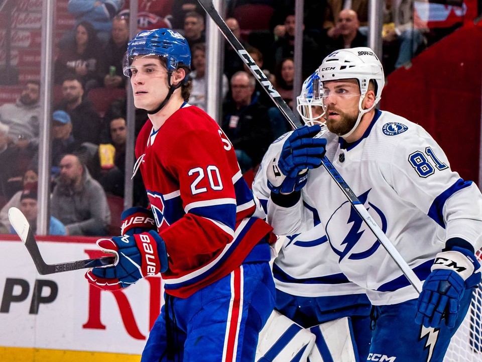 Juraj Slafkovský a Erik Černák pred brankárom Mattom Tomkinsonom.