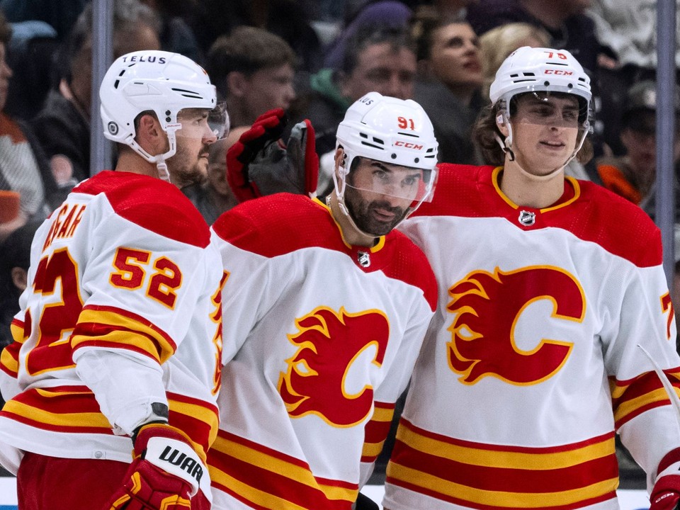 Zľava MacKenzie Weegar, Nazem Kadri a Martin Pospíšil oslavujú gól.