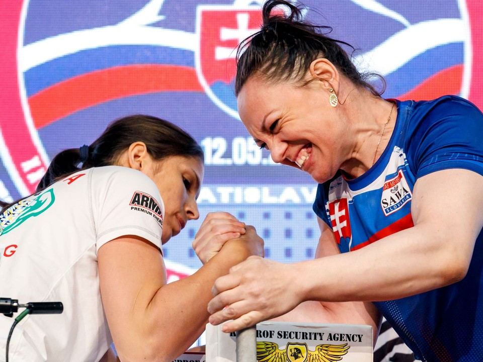 Na snímke sprava slovenská reprezentantka Lucia Debnárová a bulharská reprezentantka Dimitrina Petrovová počas 33. majstrovstiev Európy.
