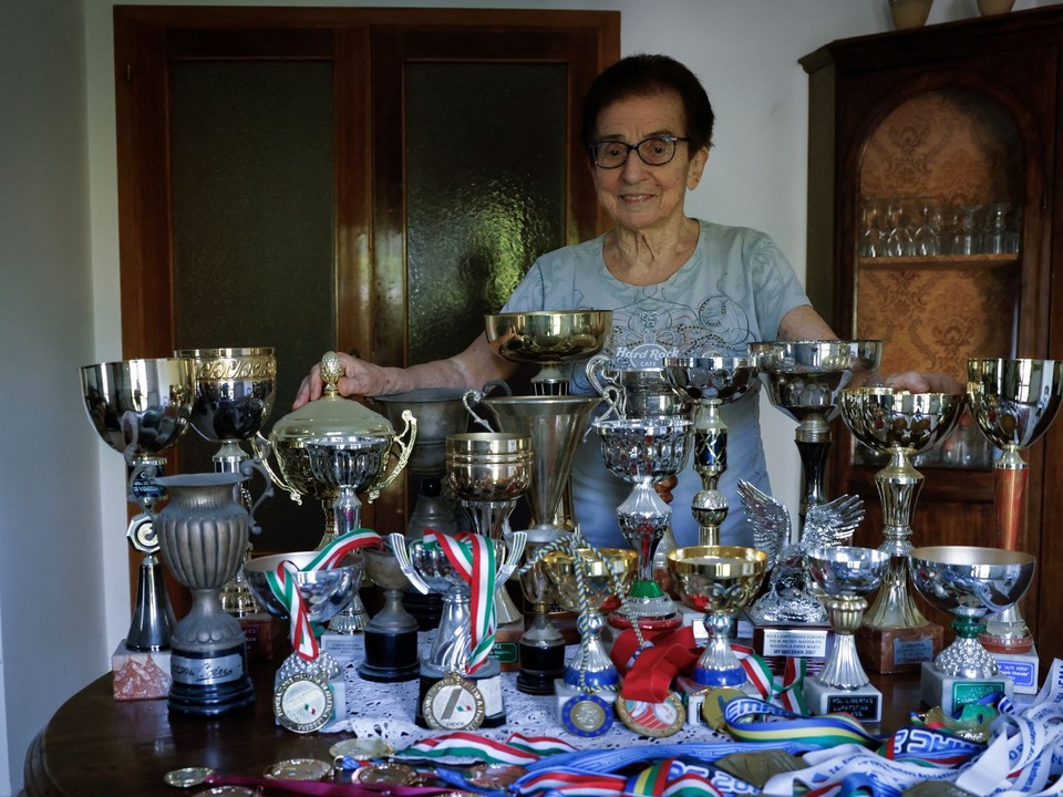 Emma Maria Mazzengaová a jej zbierka trofejí.