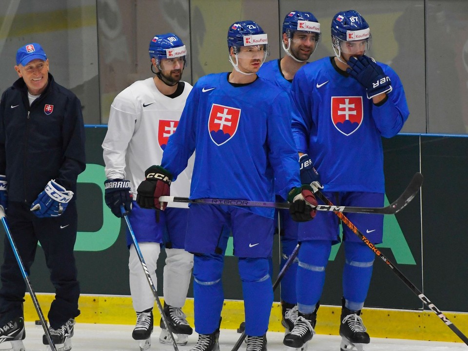 Craig Ramsay a hráči Tomáš Tatar, Miloš Kelemen, Mário Grman a Pavol Regenda počas tréningu na MS v hokeji 2024. 