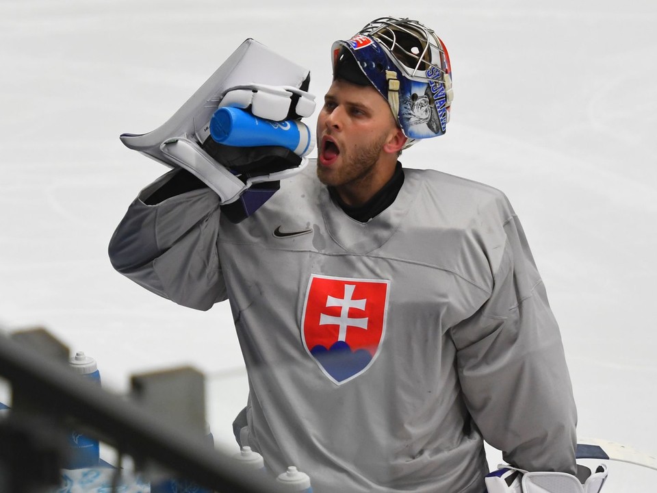 Slovenský brankár Samuel Hlavaj počas sobotňajšieho tréningu na  MS v hokeji 2024.

