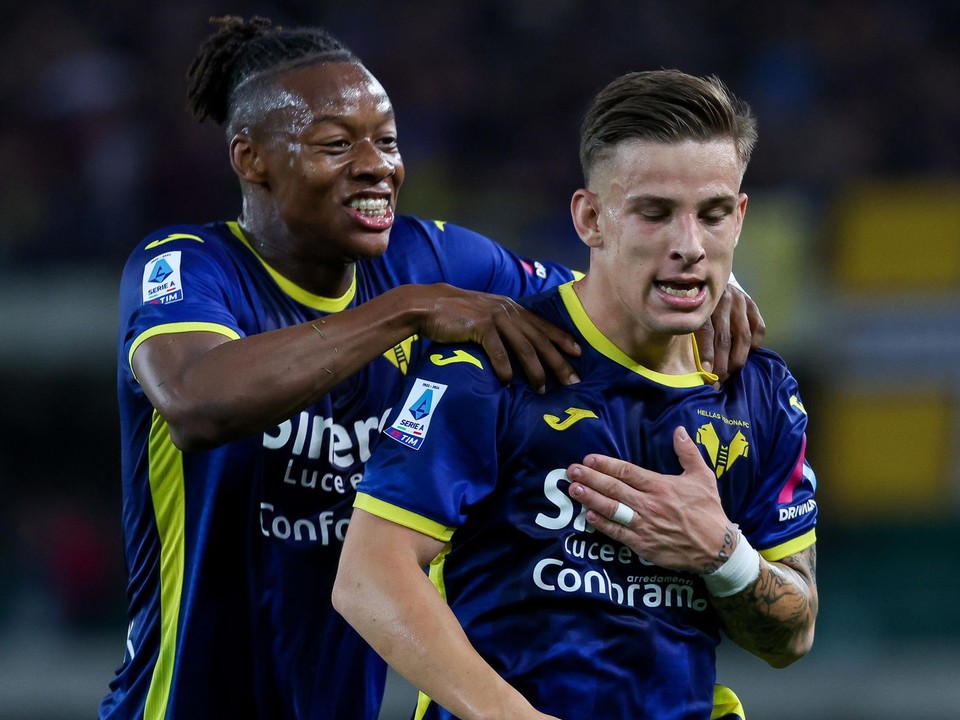 Slovenský futbalista v drese Hellasu Verona Tomáš Suslov (vpravo).