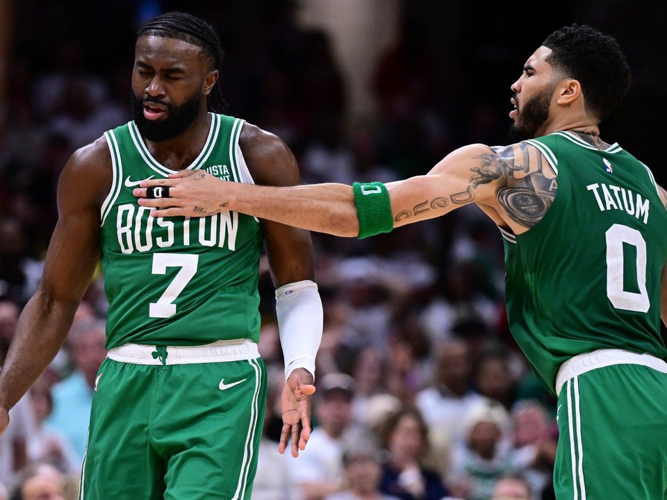 Jaylen Brown (vľavo) a Jayson Tatum v drese Boston Celtics.