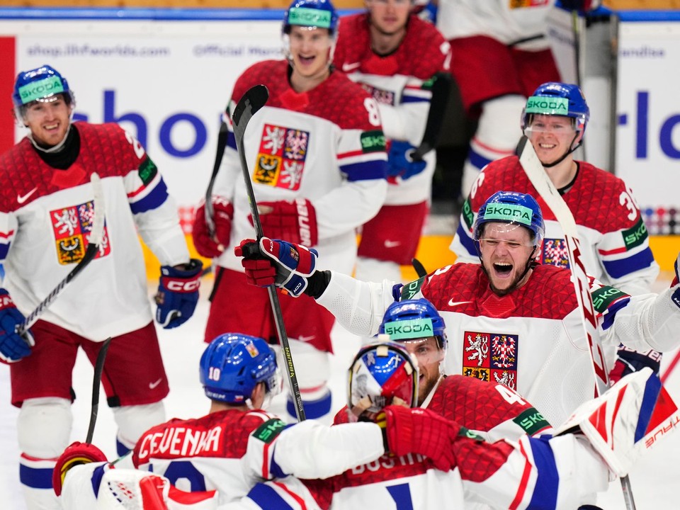Českí hokejisti sa tešia po zápase základnej A-skupiny Česko - Fínsko.