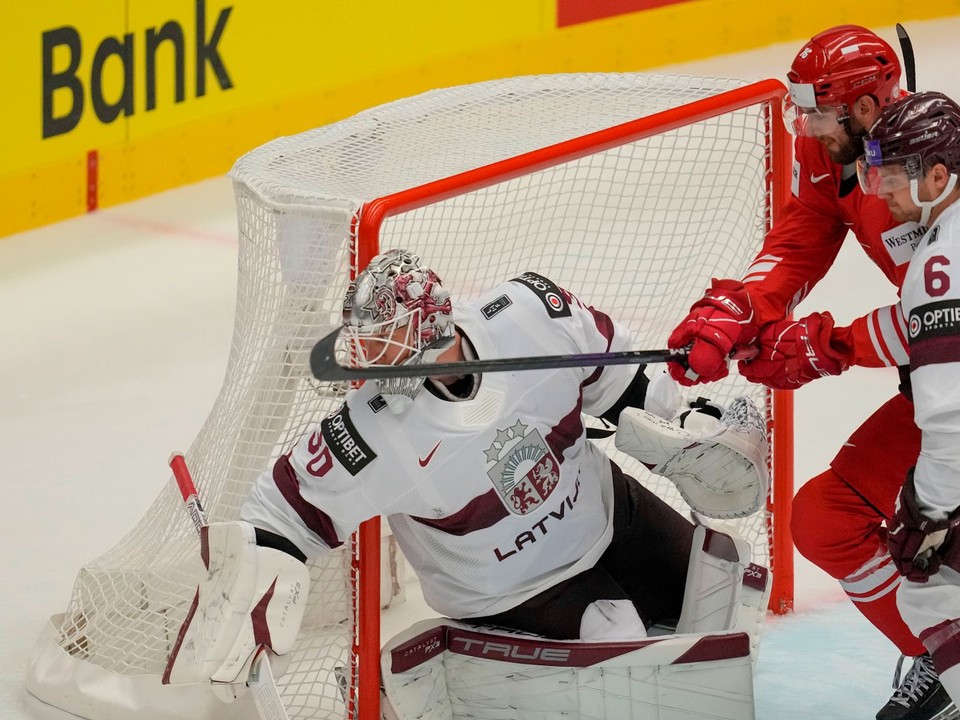 Zákrok lotyšského brankára Elvisa Merzlikinsa v zápase Poľsko - Lotyšsko na MS v hokeji 2024