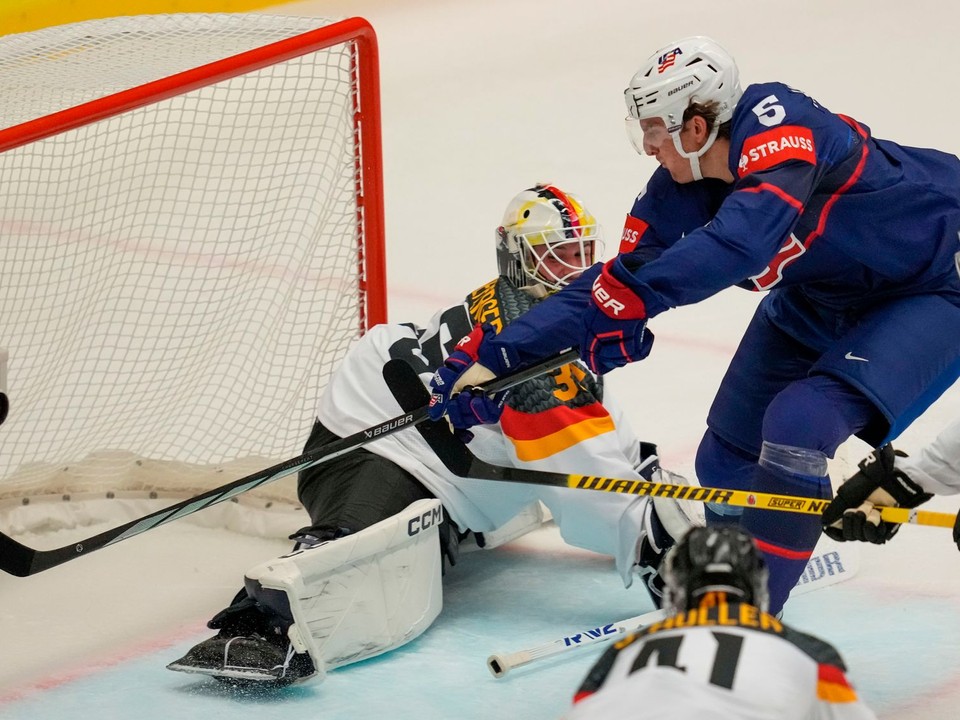 Michael Kesselring skóruje v zápase USA - Nemecko na MS v hokeji 2024.