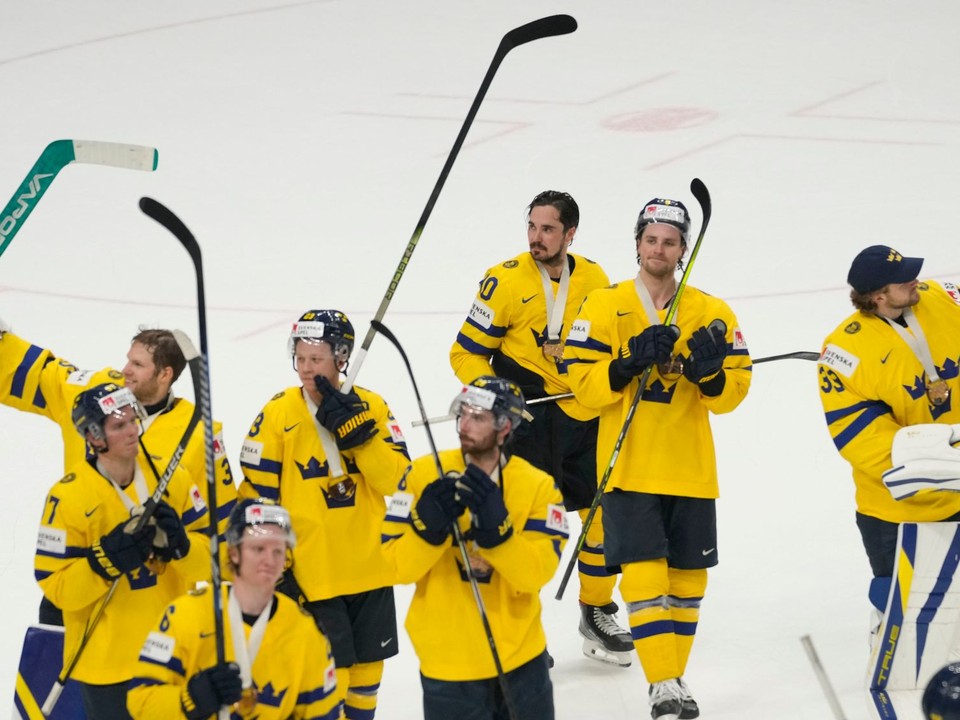 Švédski hokejisti oslavujú zisk bronzových medailí na MS v hokeji 2024.