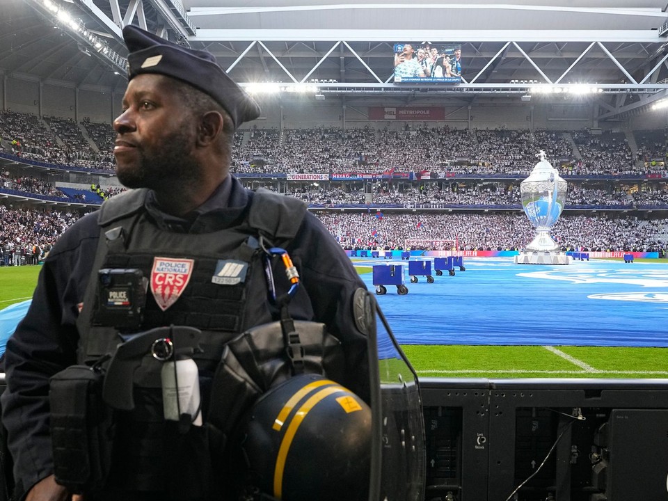 Policajt pred finále Francúzskeho pohára medzi Lyonom a Parížom St. Germain. 