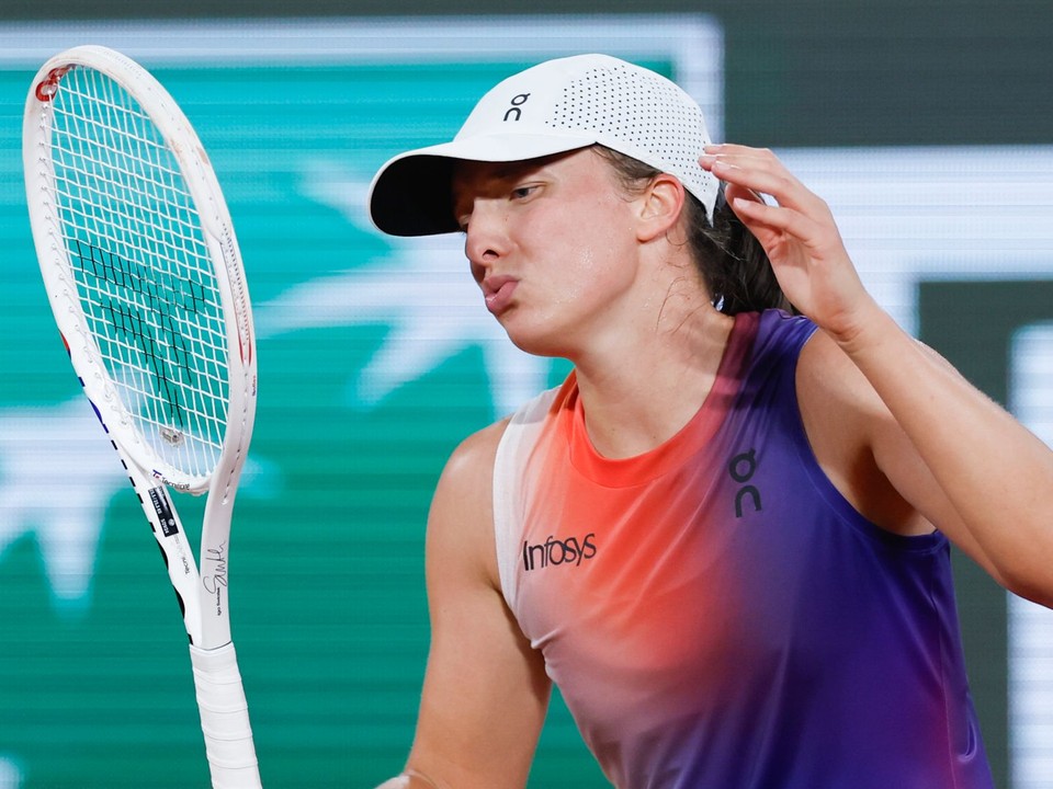 Poľská tenistka Iga Swiateková počas zápasu druhého kola Roland Garros 2024 proti Naomi Osakovej. 