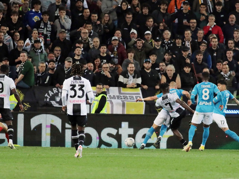 Útočník Udinese Isaac Success (číslo 7) strieľa gól v zápase proti Neapolu. 