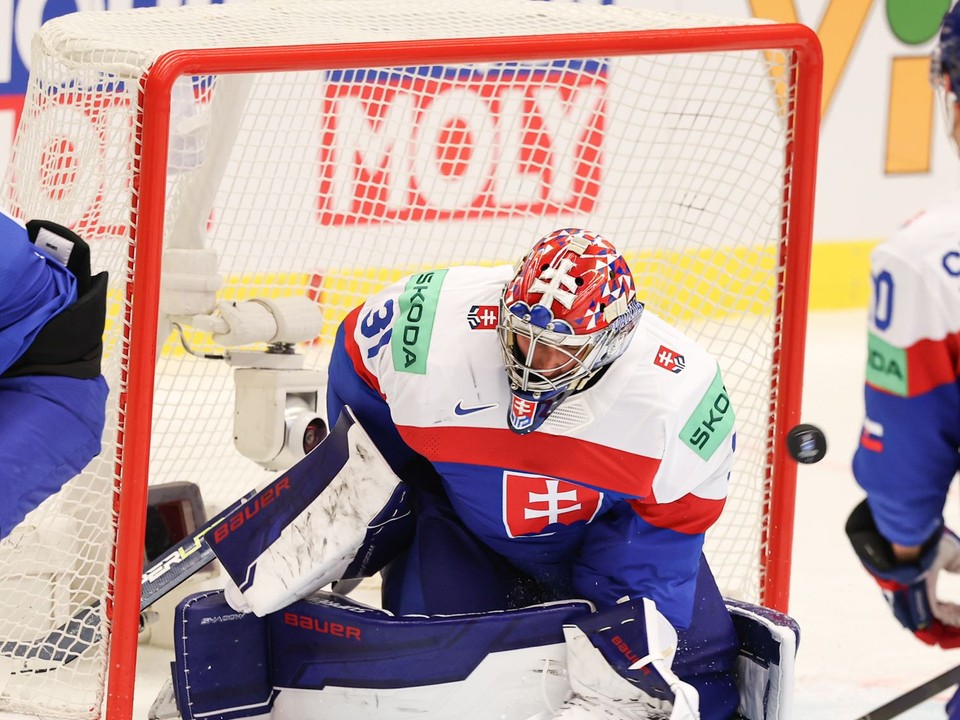 Brankár Samuel Hlavaj v zápase Slovensko - USA v skupine B na MS v hokeji 2024.