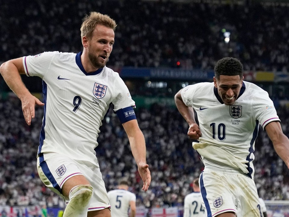 Harry Kane (vľavo) a Jude Bellingham sa tešia po strelenom góle v zápase Slovensko - Anglicko v osemfinále EURO 2024.