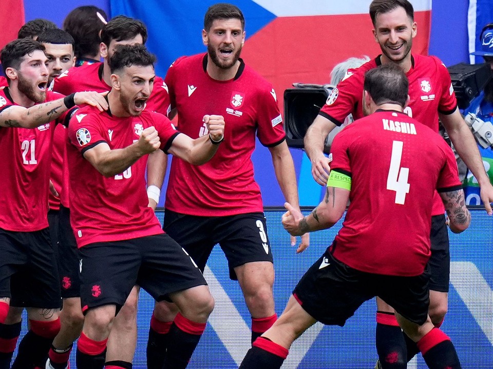 Georges Mikautadze sa so spoluhráčmi teší po strelenom góle v zápase Gruzínsko - Portugalsko v skupine F na EURO 2024.