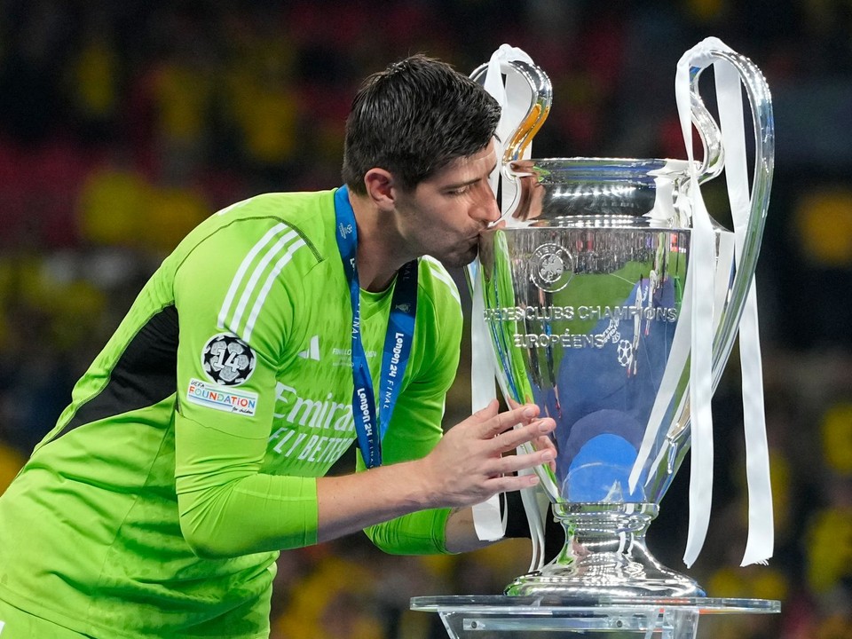 Brankár Realu Madrid Thibaut Courtois s trofejou pre víťaza Ligy majstrov.