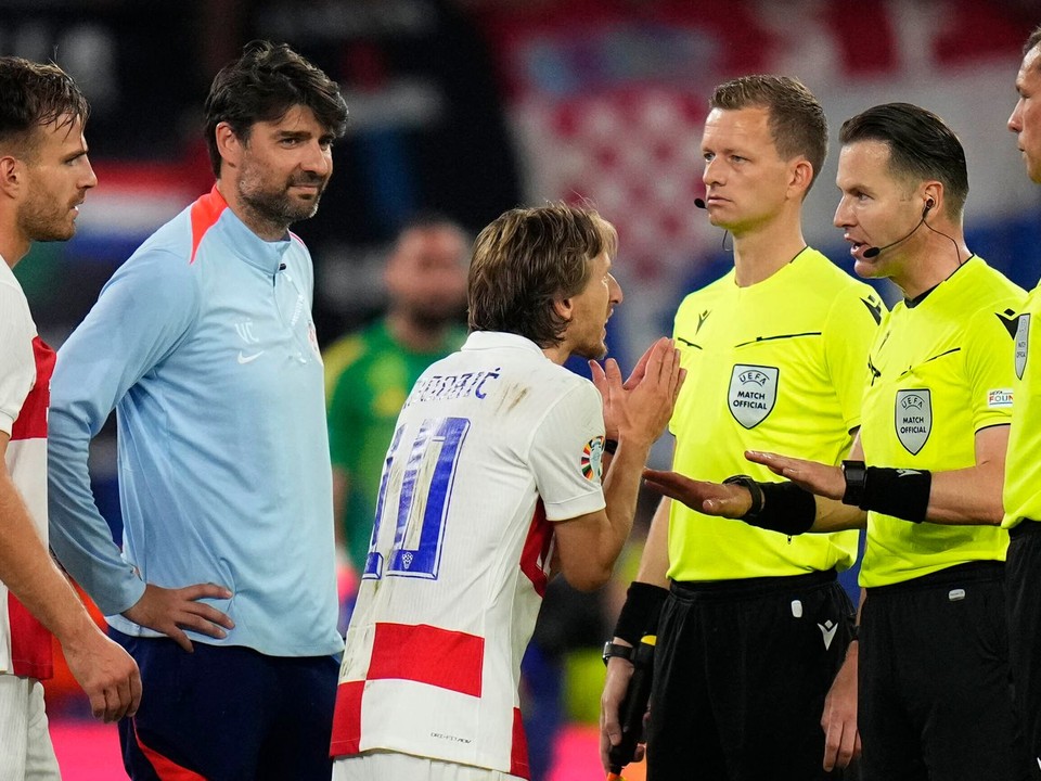 Luka Modrič komunikuje s rozhodcom Dannym Makkeliem po zápase na EURO 2024.