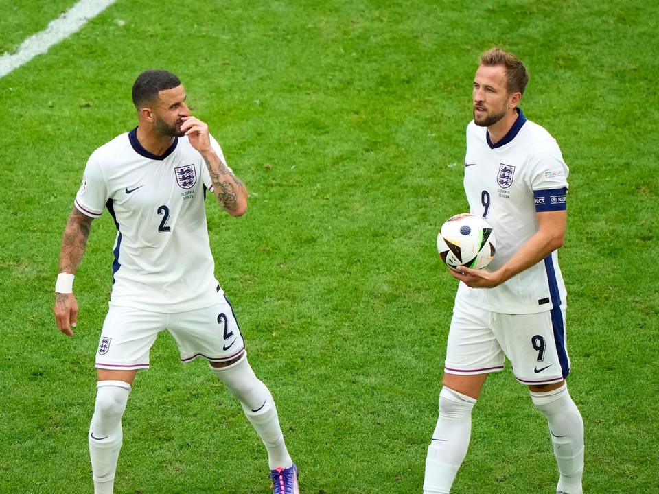 Kyle Walker a Harry Kane v zápase Slovensko - Anglicko v osemfinále EURO 2024.
