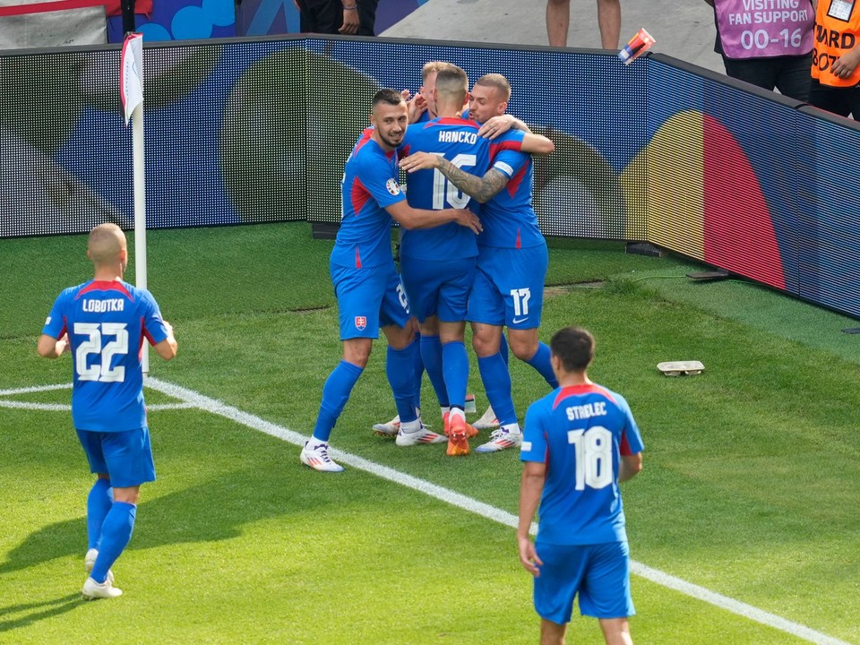 Ondrej Duda sa so spoluhráčmi teší po strelenom góle v zápase Slovensko - Rumunsko v skupine E na EURO 2024.