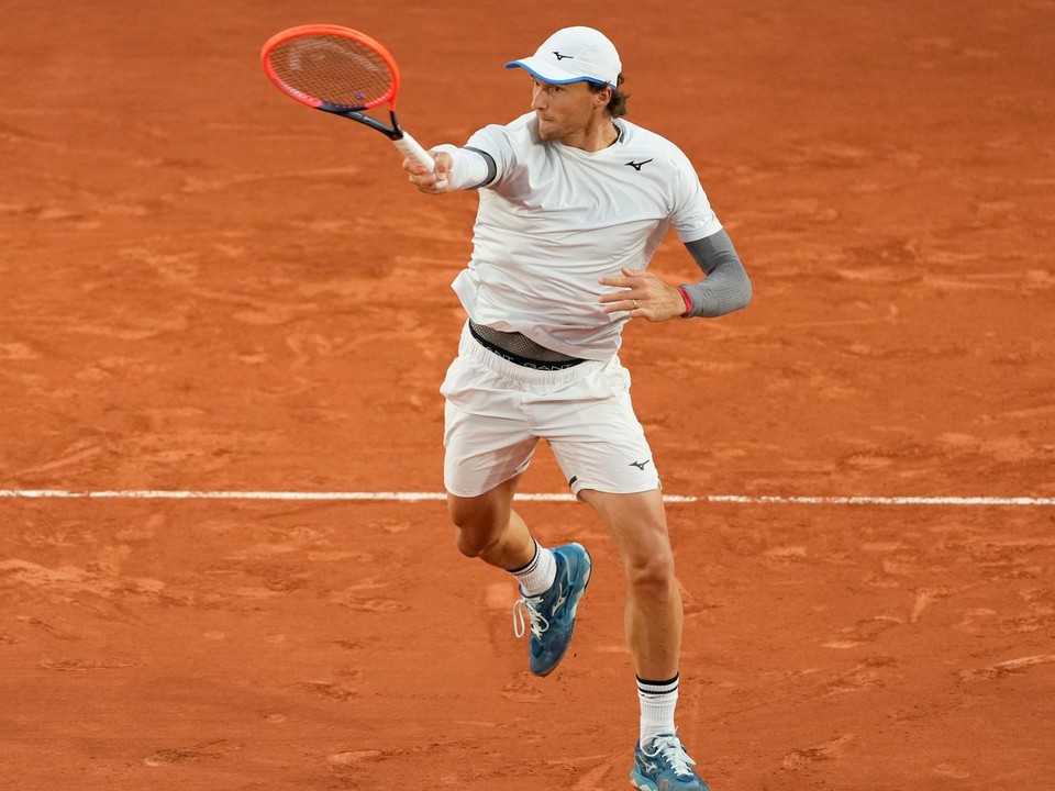 Jozef Kovalík v zápase 3. kola na Roland Garros 2024.