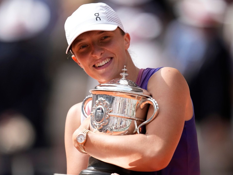 Poľská tenistka Iga Swiateková po víťazstve na Roland Garros 2024.