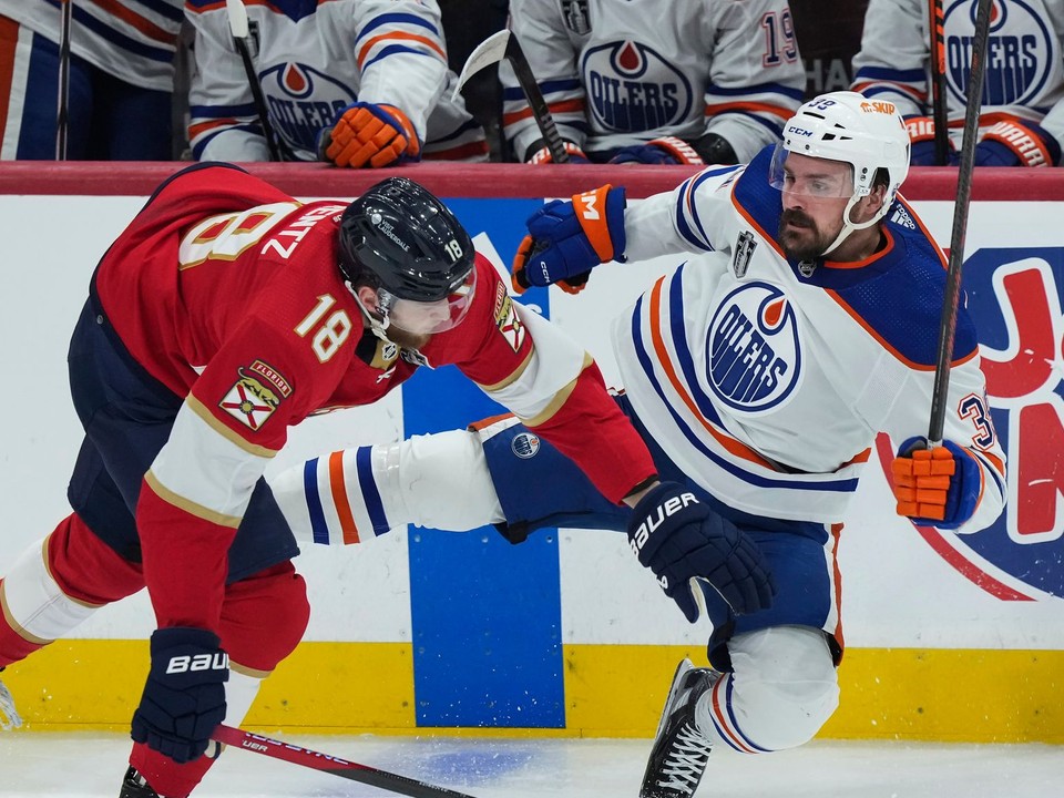 Steven Lorentz (vľavo) a Sam Carrick v druhom zápase finále play-off NHL Florida Panthers - Edmonton Oilers.