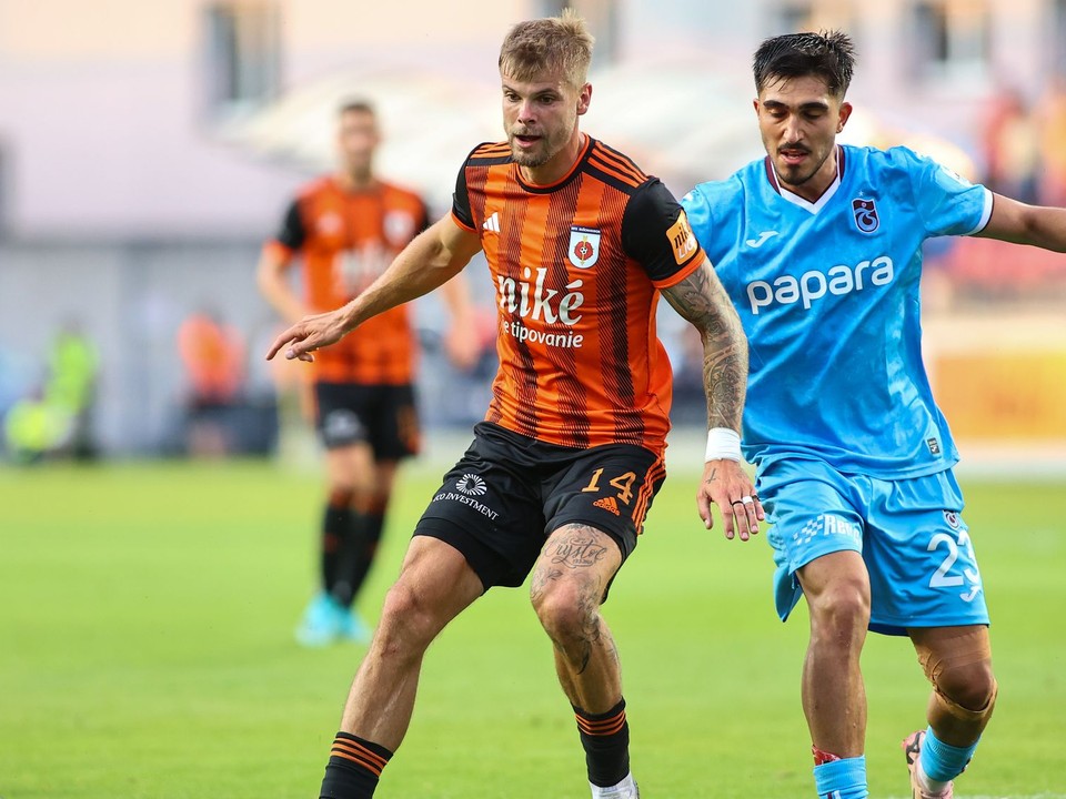 Jan Hladík (Ružomberok) a Umut Günes (Trabzonspor) v prvom zápase 2. predkola Európskej ligy.